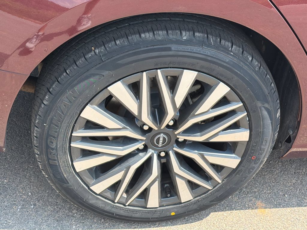 Used 2024 Nissan Altima 2.5 SV FWD image 17