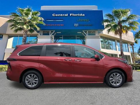 Used 2025 Toyota Sienna XLE FWD image 4