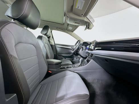 Used 2025 Volkswagen Jetta SE image 30