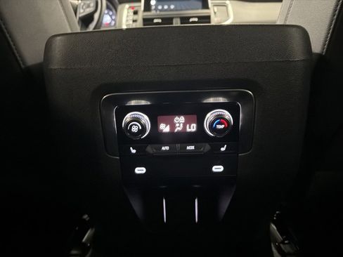 Used 2022 GMC Yukon XL SLT w/ SLT Premium Package image 31