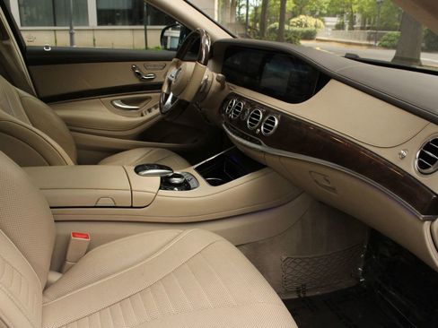 Used 2019 Mercedes-Benz S 560 4MATIC Sedan w/ Premium Package image 24