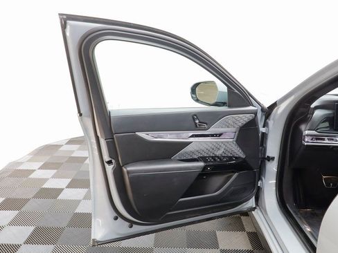 Certified 2025 BMW 750e xDrive 750e xDrive w/ Executive Package image 5