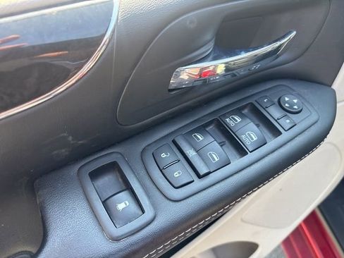 Used 2015 Chrysler Town & Country Touring-L w/ Driver Convenience Group FWD image 13