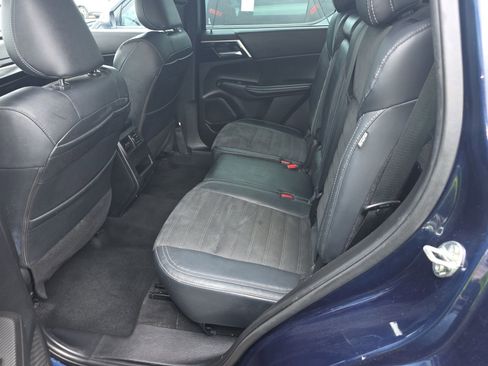 Used 2023 Mitsubishi Outlander ES AWD/4WD image 3
