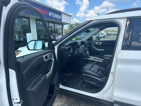 Used 2022 Ford Explorer XLT w/ Equipment Group 202A AWD/4WD image 5
