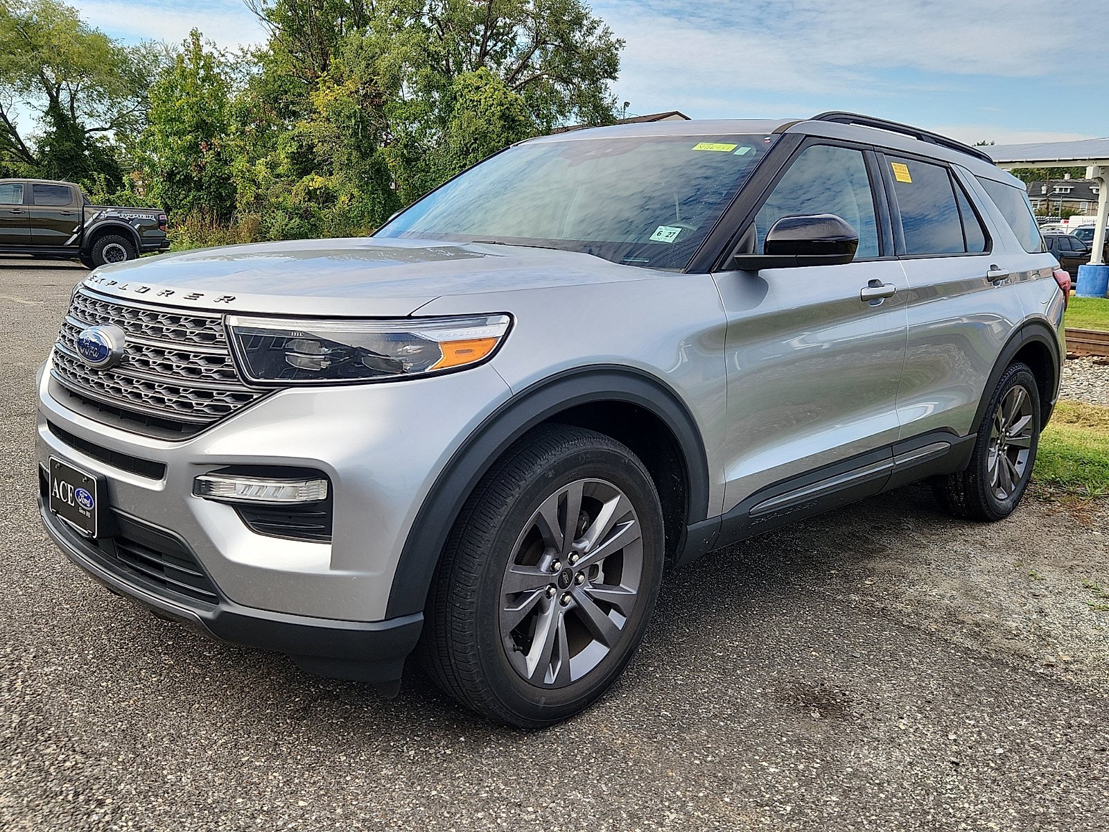 Used 2022 Ford Explorer XLT w/ Equipment Group 202A AWD/4WD image 3