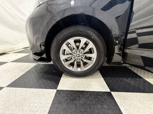 Used 2024 Toyota Sienna LE image 9