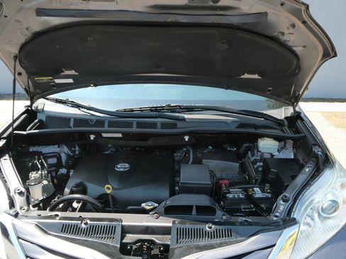 Used 2017 Toyota Sienna LE AWD/4WD image 37