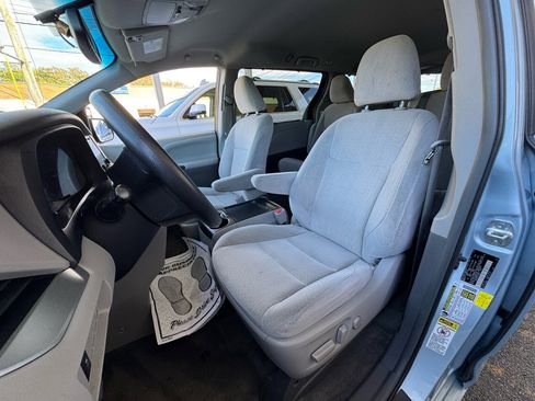 Used 2016 Toyota Sienna LE image 9