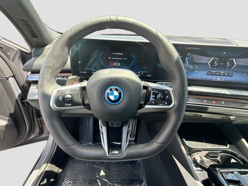 Used 2025 BMW i5 xDrive40 w/ M Sport Package AWD/4WD image 8