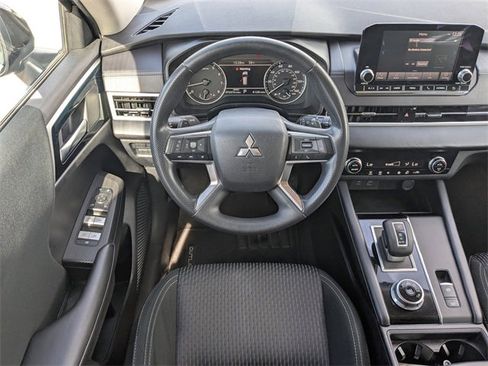 Used 2023 Mitsubishi Outlander ES image 14