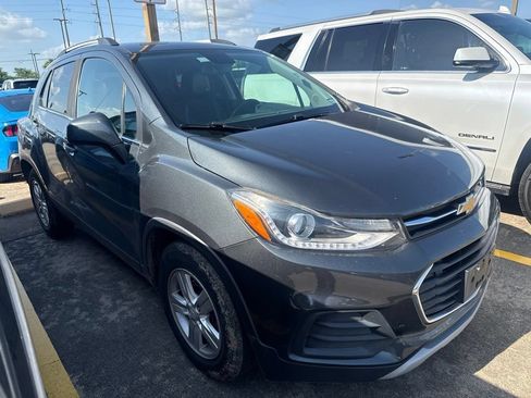 Used 2018 Chevrolet Trax LT w/ LT Convenience Package FWD image 1
