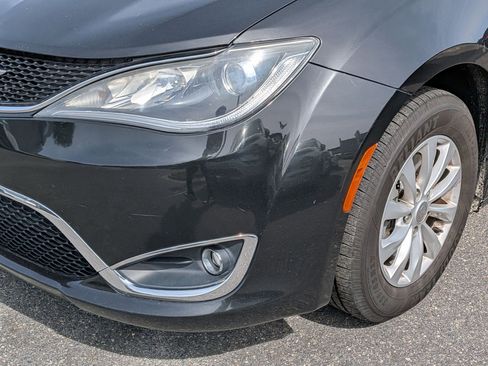 Used 2019 Chrysler Pacifica Touring-L image 9