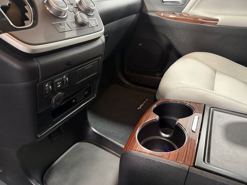 Used 2020 Toyota Sienna Limited Premium image 14