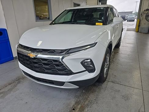 Used 2025 Chevrolet Blazer LT FWD image 2