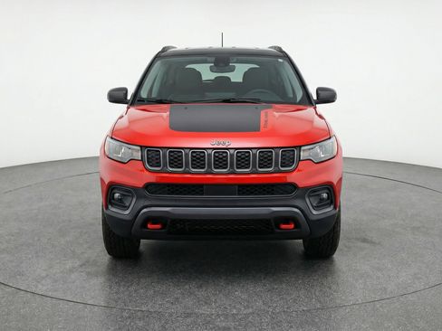 Used 2025 Jeep Compass Trailhawk AWD/4WD image 2