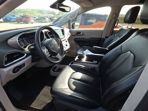 Used 2023 Chrysler Pacifica Touring-L image 8