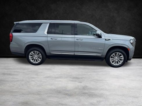 Used 2023 GMC Yukon XL SLT w/ SLT Premium Package image 4