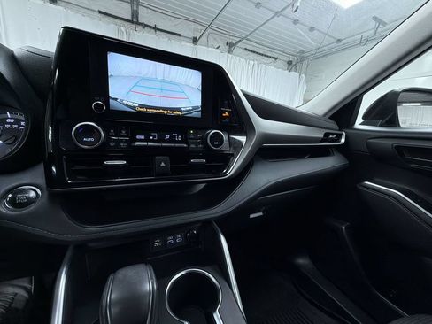 Used 2023 Toyota Highlander LE FWD image 22