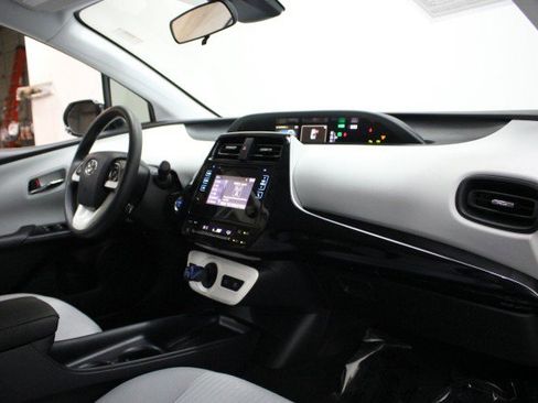 Used 2018 Toyota Prius Two image 22