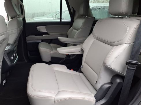 Used 2025 Ford Expedition Active image 9