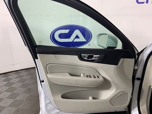 Used 2019 Volvo XC60 T5 Momentum w/ Premium Package image 13