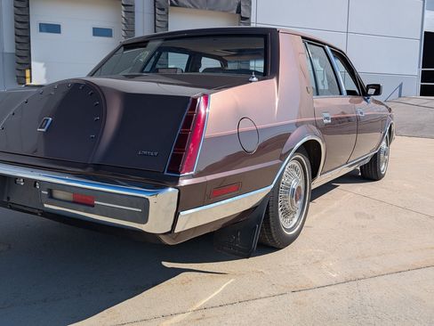 Used 1987 Lincoln Continental Signature RWD image 16