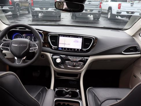 Used 2022 Chrysler Pacifica Limited image 24