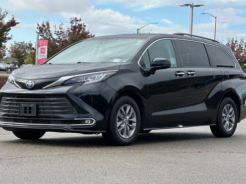 Used 2023 Toyota Sienna XLE image 8