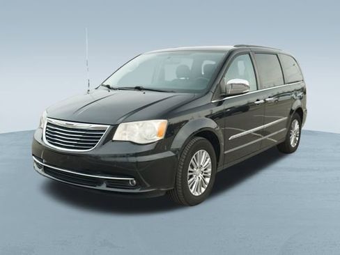 Used 2013 Chrysler Town & Country Touring-L w/ Driver Convenience Group image 3