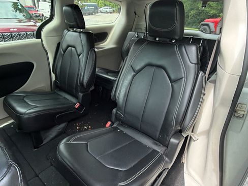 Used 2024 Chrysler Pacifica Touring-L FWD image 22