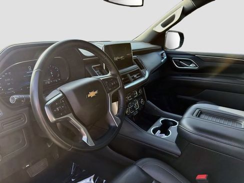 Used 2024 Chevrolet Suburban LT RWD image 9