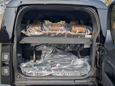 New 2026 Land Rover Defender 130 X-Dynamic SE image 28