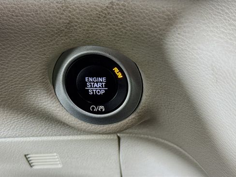 Used 2021 Chrysler Pacifica Touring-L image 20