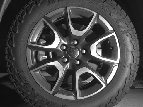 Used 2025 Jeep Compass Trailhawk image 12