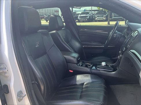Used 2018 Chrysler 300 S w/ 300S Premium Group RWD image 10