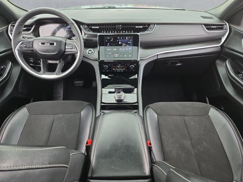 Used 2023 Jeep Grand Cherokee L Laredo image 9