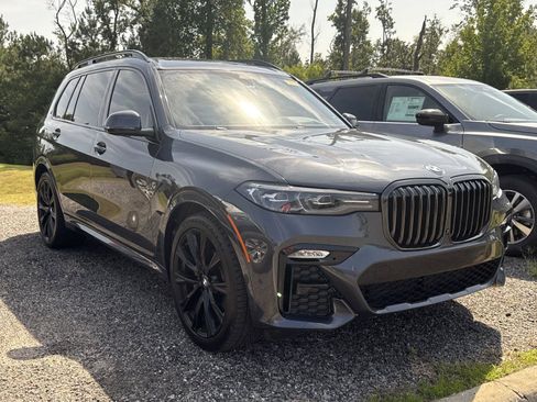 Used 2022 BMW X7 xDrive40i w/ M Sport Package AWD/4WD image 1