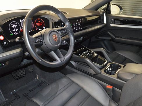 Certified 2024 Porsche Cayenne Coupe AWD/4WD image 4
