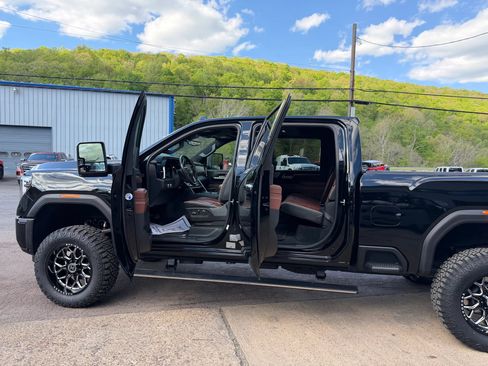 Used 2025 GMC Sierra 3500 Denali Ultimate AWD/4WD image 3