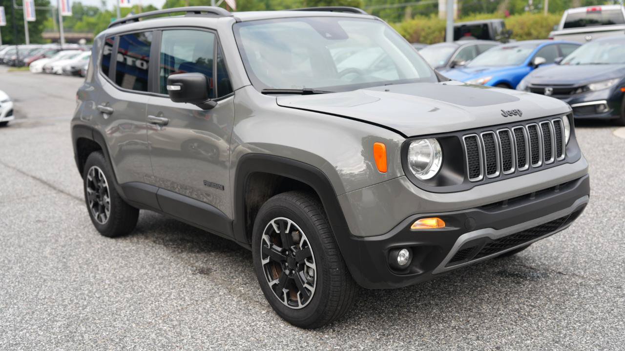 Used 2023 Jeep Renegade Latitude w/ Sun/Sound Group AWD/4WD image 5