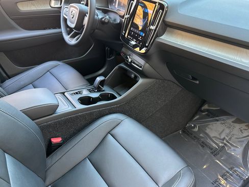 New 2025 Volvo XC40 B5 Core w/ Protection Package Premier image 14