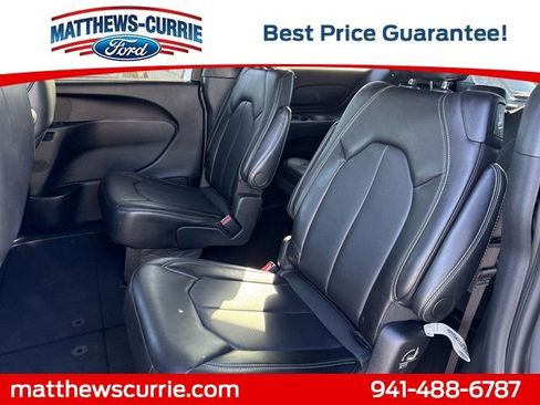 Used 2025 Chrysler Pacifica Select image 12