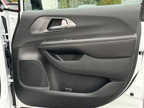 New 2026 Chrysler Pacifica Select image 24