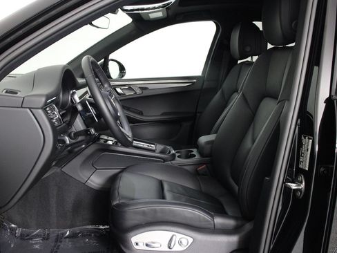 Certified 2026 Porsche Macan AWD/4WD image 5