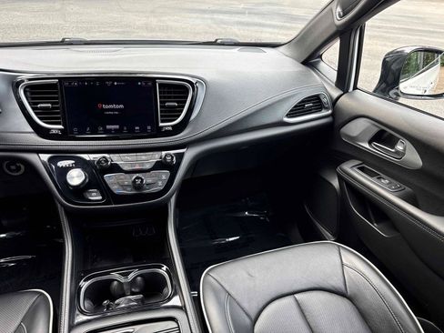 Used 2025 Chrysler Pacifica Limited FWD image 16
