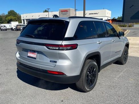 New 2025 Jeep Grand Cherokee Altitude AWD/4WD image 8
