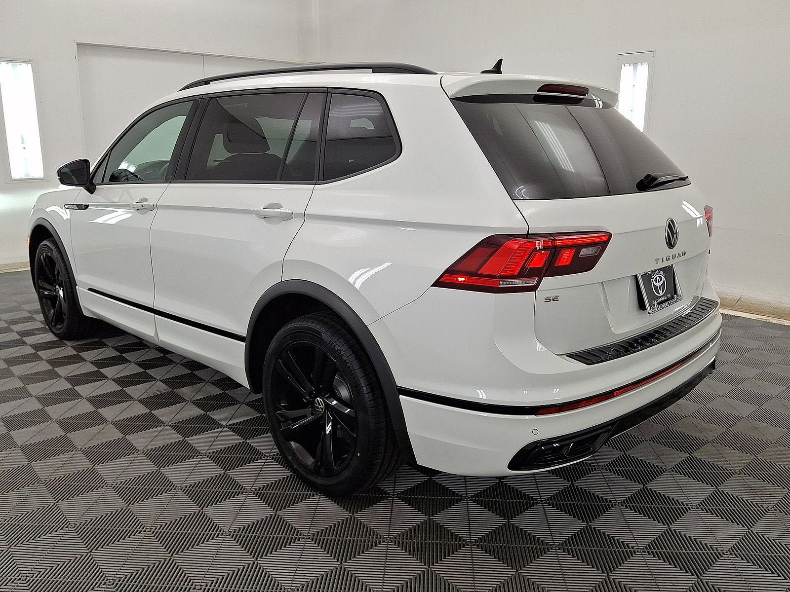 Used 2024 Volkswagen Tiguan SE R-Line AWD/4WD image 14