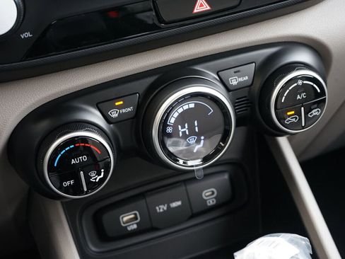 New 2025 Hyundai Venue SEL FWD image 15