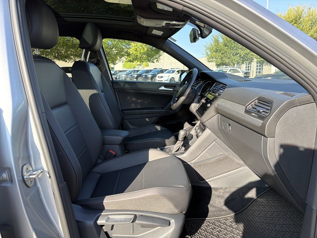 Used 2020 Volkswagen Tiguan SE R-Line FWD image 18